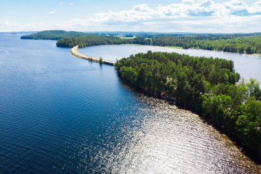 Paijanne Gölü üzerindeki Pulkkilanharju Tepesi 'nin havadan görünüşü, Paijanne Ulusal Parkı, Finlandiya.