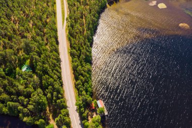 Paijanne Gölü, Paijanne Ulusal Parkı, Finlandiya 'daki Pulkkilanharju Tepesi' ndeki yol manzarası.