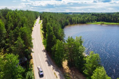 Paijanne Gölü, Paijanne Ulusal Parkı, Finlandiya 'daki Pulkkilanharju Tepesi' ndeki yol manzarası.