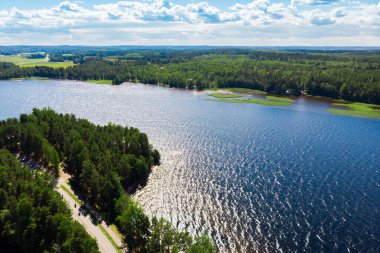 Paijanne Gölü üzerindeki Pulkkilanharju Tepesi 'nin havadan görünüşü, Paijanne Ulusal Parkı, Finlandiya.