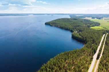 Paijanne Gölü üzerindeki Pulkkilanharju Tepesi 'nin havadan görünüşü, Paijanne Ulusal Parkı, Finlandiya.