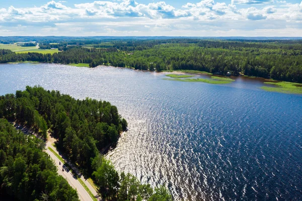 Paijanne Gölü üzerindeki Pulkkilanharju Tepesi 'nin havadan görünüşü, Paijanne Ulusal Parkı, Finlandiya.
