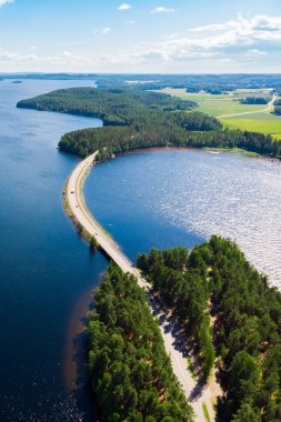 Paijanne Gölü üzerindeki Pulkkilanharju Tepesi 'nin havadan görünüşü, Paijanne Ulusal Parkı, Finlandiya.