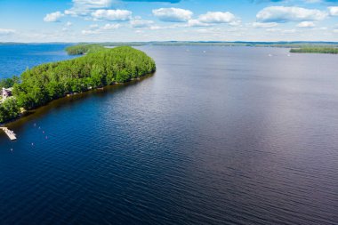 Paijanne Gölü üzerindeki Pulkkilanharju Tepesi 'nin havadan görünüşü, Paijanne Ulusal Parkı, Finlandiya.