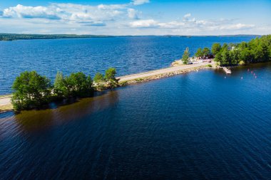 Paijanne Gölü üzerindeki Pulkkilanharju Tepesi 'nin havadan görünüşü, Paijanne Ulusal Parkı, Finlandiya.