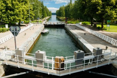 Asikkala, Finlandiya - 16 Temmuz 2020: Vaaksy Kanalı iki büyük Vesijarvi ve Paijanne gölü arasında. Geçit teknelere açık..