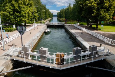 Asikkala, Finlandiya - 16 Temmuz 2020: Vaaksy Kanalı iki büyük Vesijarvi ve Paijanne gölü arasında. Geçit teknelere açık..