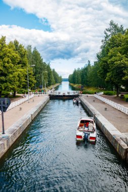 Asikkala, Finlandiya - 16 Temmuz 2020: Vaaksy Kanalı iki büyük Vesijarvi ve Paijanne gölü arasında. Geçit teknelere açık..