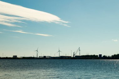 Baltık Denizi 'ndeki Mussalo Adası' ndaki yel değirmenleri gün batımında, Kotka, Finlandiya