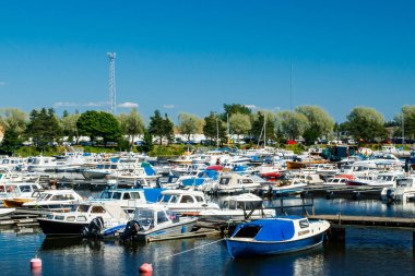 Kotka, Finlandiya - 22 Haziran 2020: Sapokka Körfezi 'ndeki tekne ve yatların park yeri manzarası.
