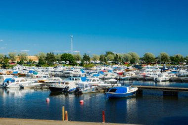 Kotka, Finlandiya - 22 Haziran 2020: Sapokka Körfezi 'ndeki tekne ve yatların park yeri manzarası.