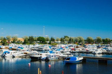 Kotka, Finlandiya - 22 Haziran 2020: Sapokka Körfezi 'ndeki tekne ve yatların park yeri manzarası.