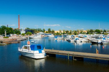 Kotka, Finlandiya - 22 Haziran 2020: Sapokka Körfezi 'ndeki tekne ve yatların park yeri manzarası.