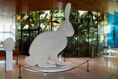 Vantaa, Finlandiya - 9 Temmuz 2020: Fazer Tecrübe Merkezi 'nde tavuk yumurtasından yapılmış Paskalya tavşanı.