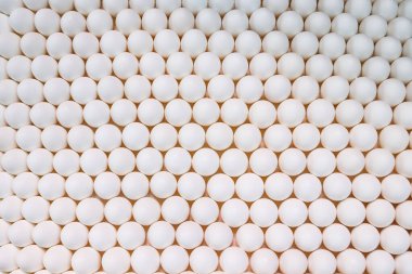 Arka planda beyaz tavuk yumurtaları var.