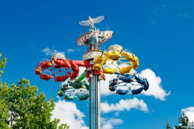 Kouvola, Finlandiya - 14 Temmuz 2020: Eğlence parkında Extreme ride Taifun başladı