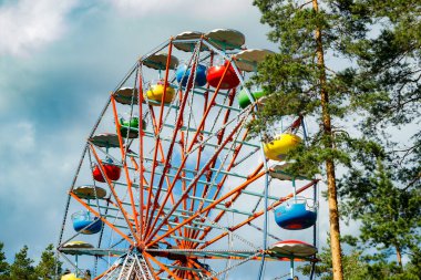 Kouvola, Finlandiya - 14 Temmuz 2020: Güneşli yaz gününde lunaparkta dönme dolaba binmek