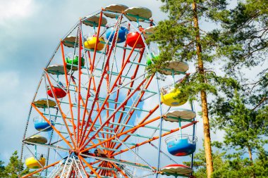 Kouvola, Finlandiya - 14 Temmuz 2020: Güneşli yaz gününde lunaparkta dönme dolaba binmek