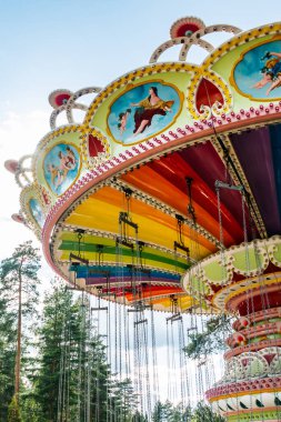Kouvola, Finlandiya - 14 Temmuz 2020: Güneşli yaz gününde eğlence parkında Swing Atlıkarıncasını sür