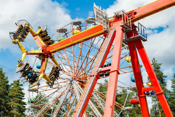 Kouvola Finland Juli 2020 Rides Ferris Wheel Loop Fighter Rörelse — Stockfoto