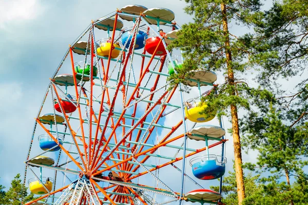 フィンランドのコヴォラ 2020年7月14日 遊園地での観覧車の動き夏の晴れた日のタイキマキ — ストック写真