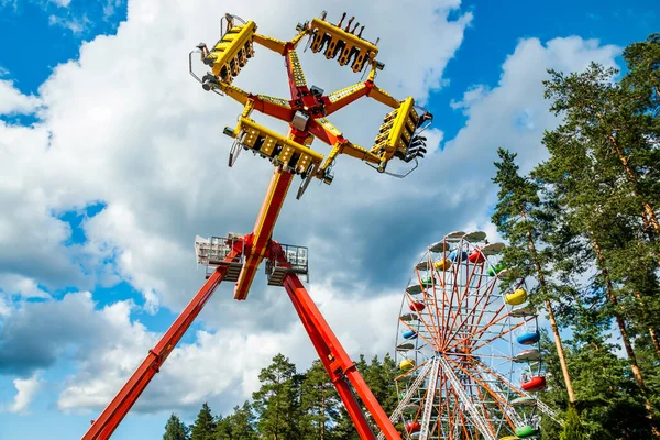 フィンランド コヴォラ 2020年7月14日 遊園地で観覧車とループファイターに乗る夏の晴れた日にタイキマキ — ストック写真