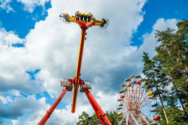 Kouvola Finnland Juli 2020 Riesenrad Und Loop Fighter Bewegung Freizeitpark — Stockfoto