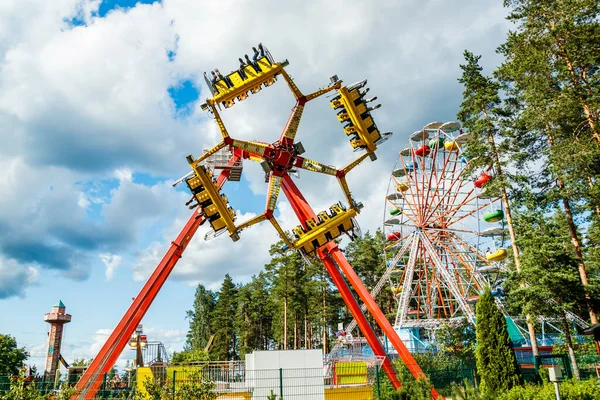 Kouvola Finnland Juli 2020 Riesenrad Und Loop Fighter Bewegung Freizeitpark — Stockfoto