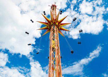 Kouvola, Finlandiya - 14 Temmuz 2020: Güneşli yaz gününde Ride Star Flyer lunaparkta hareket halindedir