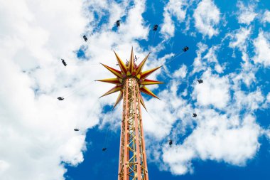Kouvola, Finlandiya - 14 Temmuz 2020: Güneşli yaz gününde Ride Star Flyer lunaparkta hareket halindedir