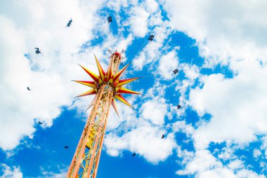 Kouvola, Finlandiya - 14 Temmuz 2020: Güneşli yaz gününde Ride Star Flyer lunaparkta hareket halindedir