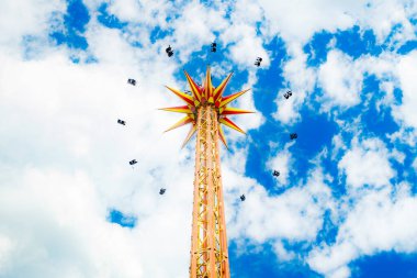 Kouvola, Finlandiya - 14 Temmuz 2020: Güneşli yaz gününde Ride Star Flyer lunaparkta hareket halindedir