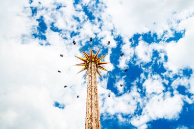 Kouvola, Finlandiya - 14 Temmuz 2020: Güneşli yaz gününde Ride Star Flyer lunaparkta hareket halindedir