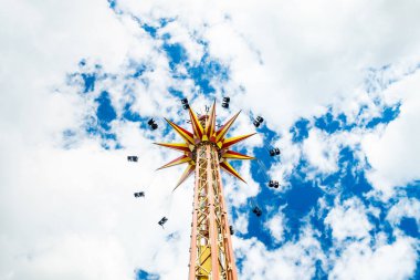 Kouvola, Finlandiya - 14 Temmuz 2020: Güneşli yaz gününde Ride Star Flyer lunaparkta hareket halindedir