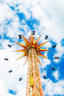 Kouvola, Finlandiya - 14 Temmuz 2020: Güneşli yaz gününde Ride Star Flyer lunaparkta hareket halindedir