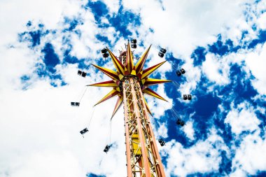 Kouvola, Finlandiya - 14 Temmuz 2020: Güneşli yaz gününde Ride Star Flyer lunaparkta hareket halindedir