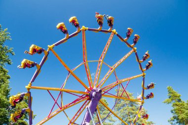 Güneşli bir günde lunaparkta uçuk bir yolculuk