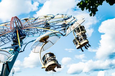 Güneşli bir günde lunaparkta atlıkarıncaya bin.