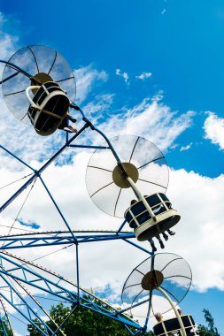 Güneşli bir günde lunaparkta atlıkarıncaya bin.