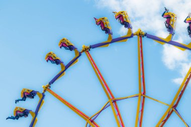 Güneşli bir günde lunaparkta uçuk bir yolculuk