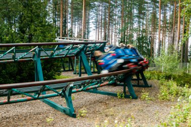 Yaz günü lunaparkta hız trenine bin.