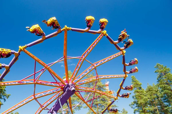 Balade Extrême Mouvement Dans Parc Attractions Journée Ensoleillée — Photo