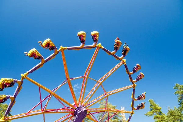 Extreme Rit Beweging Pretpark Zonnige Dag — Stockfoto