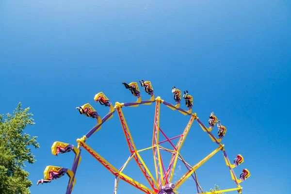 Passeio Extremo Movimento Parque Diversões Dia Ensolarado — Fotografia de Stock