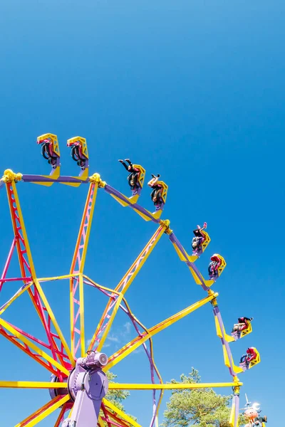 Güneşli Bir Günde Lunaparkta Uçuk Bir Yolculuk — Stok fotoğraf