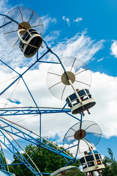 Ride Karrusel Bevægelse Forlystelsespark Solrig Dag - Stock-foto