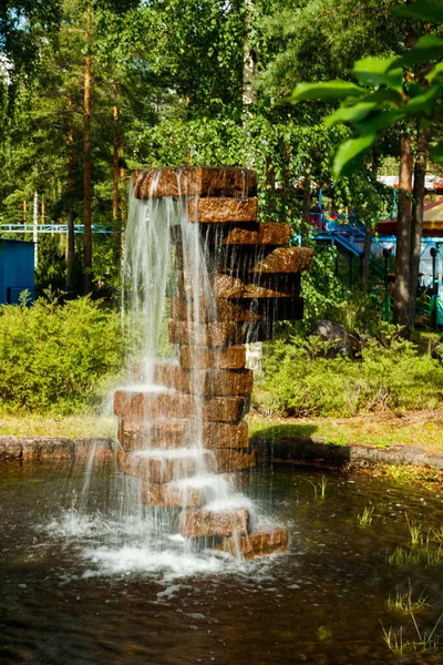 Kőből Készült Szökőkút Nyári Parkban — Stock Fotó