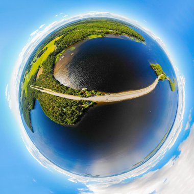 Finlandiya, Paijanne Ulusal Parkı, Paijanne Gölü 'ndeki Pulkkilanharju Sırtı adlı küçük bir gezegenin havadan panoramik görüntüsü. Drone fotoğrafçılığı