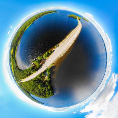 Finlandiya, Paijanne Ulusal Parkı, Paijanne Gölü 'ndeki Pulkkilanharju Sırtı adlı küçük bir gezegenin havadan panoramik görüntüsü. Drone fotoğrafçılığı