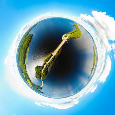 Finlandiya, Paijanne Ulusal Parkı, Paijanne Gölü 'ndeki Pulkkilanharju Sırtı adlı küçük bir gezegenin havadan panoramik görüntüsü. Drone fotoğrafçılığı